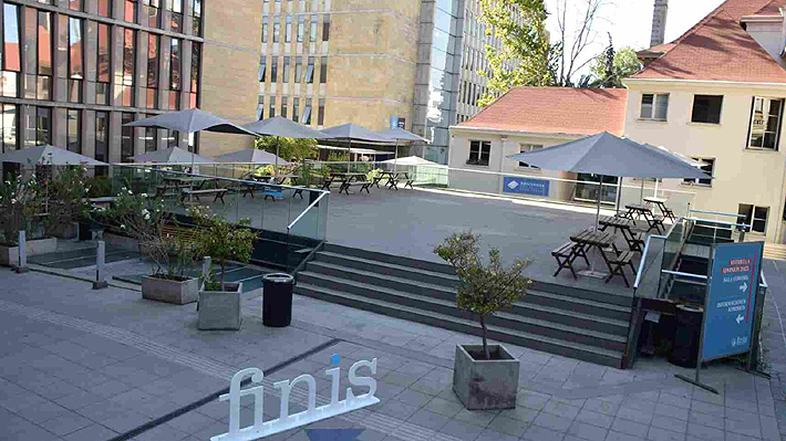 Evacuan universidad en Providencia tras emergencia química en edificio de Odontología