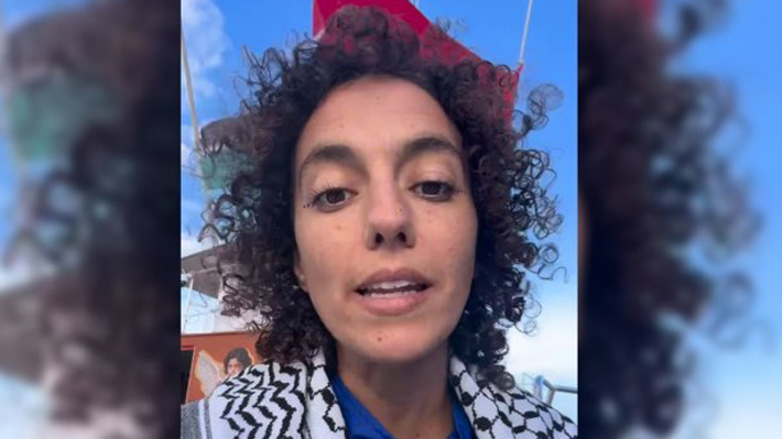 Fuerzas de Israel entregan a chilena que había sido detenida en flotilla: Está en Grecia y se comunicó con su familia