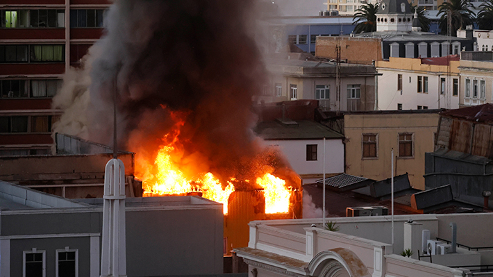 Se reporta incendio estructural en centro de Valparaíso: Dos personas fueron rescatadas