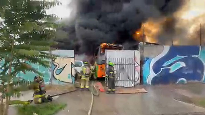 Incendio en Estación Central: Siete buses y tres habitaciones de un cité resultan quemados