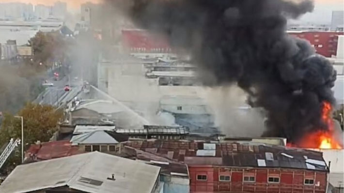 Incendio afecta a local comercial en Santiago: Alameda está cortada hacia el poniente