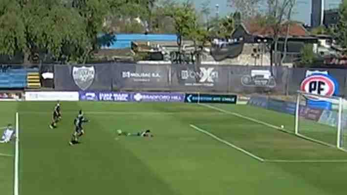 Video: El insólito autogol que provocó el portero de Santa Cruz ante Recoleta en la Primera B