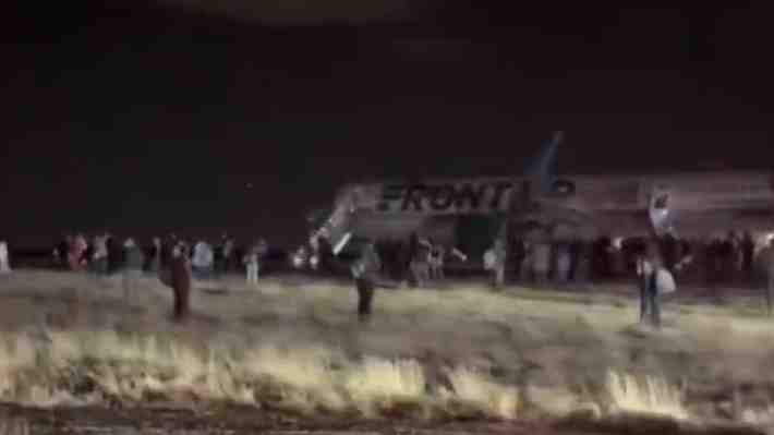 Video: El momento en que avión atropelló y dio muerte a una persona en pista de aterrizaje en Denver