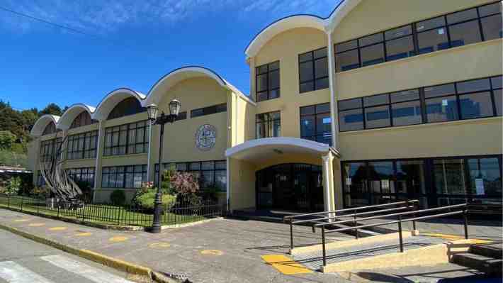 Reportan masiva pelea en liceo de Talcahuano: Hay 7 docentes heridos y 14 estudiantes detenidos