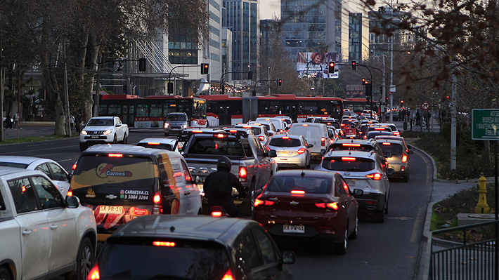 Congestión vehicular cayó un 5% y aumentan viajes en metro y tren: El impacto en la movilidad tras alza de combustibles