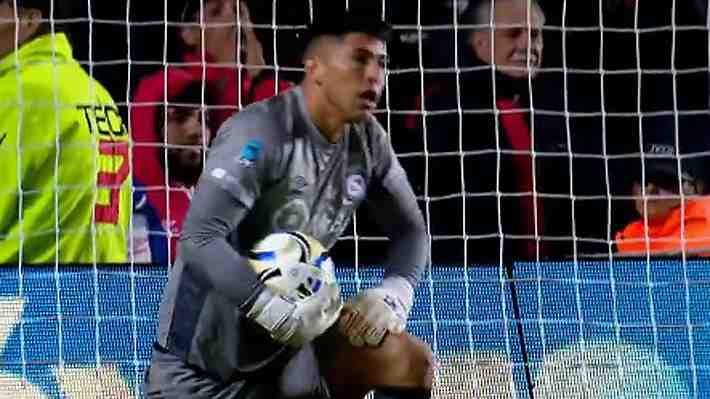 Revisa la espectacular doble atajada de Brayan Cortés que fue clave para que Argentinos se metiera en semis del torneo trasandino