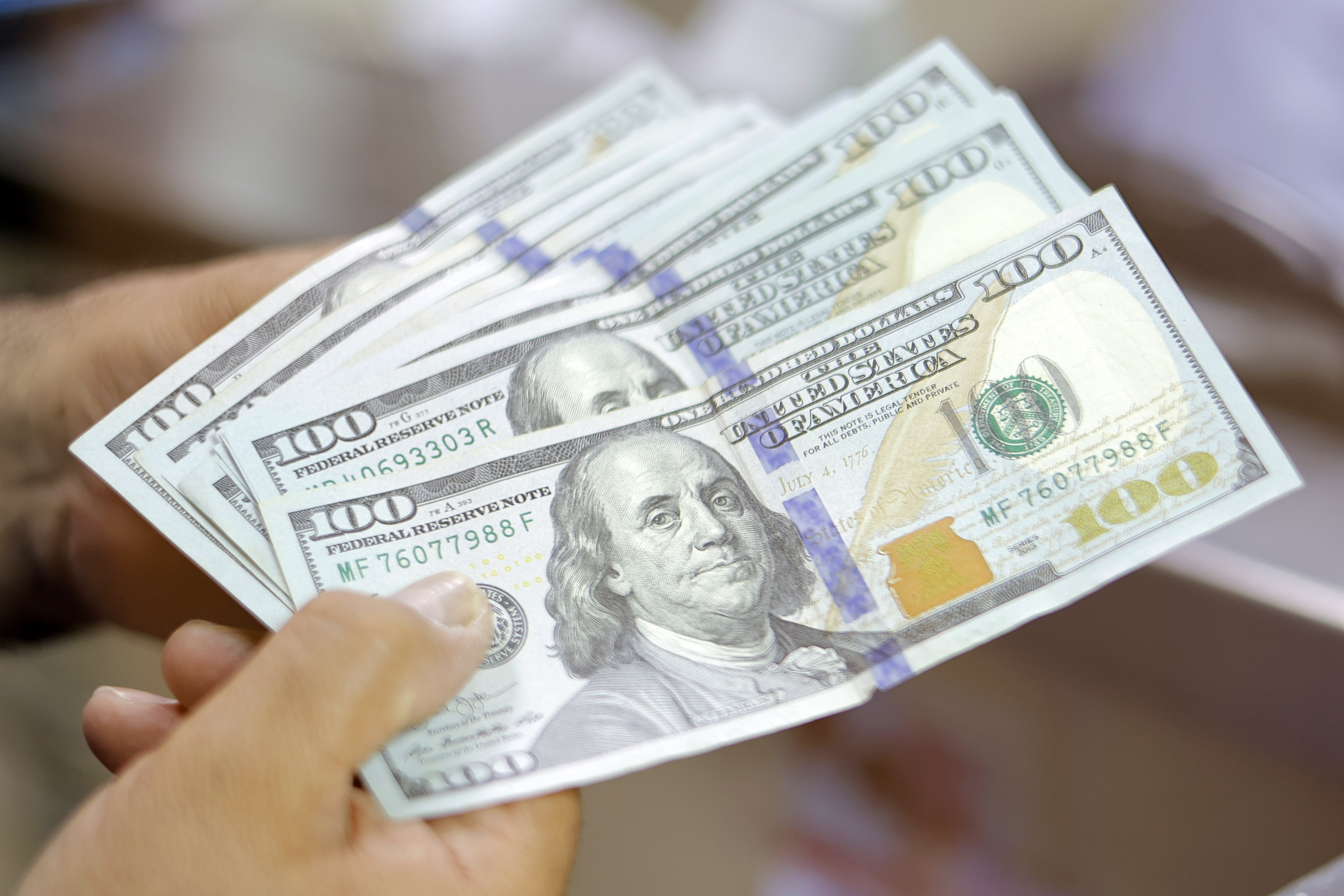 Dólar cae con fuerza bajo los $890 tras nuevo máximo histórico del cobre