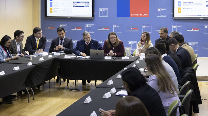 Polémica por Salud Pública: Minsal se reúne con asociaciones de alcaldes y vuelve a descartar recortes de programas