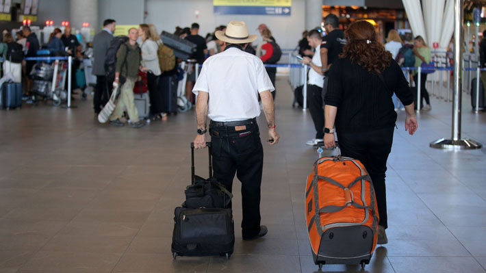 "Lo barato cuesta caro": El debate por los cobros extra en las aerolíneas "low cost"