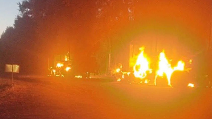 Nuevo ataque en la Macrozona Sur: Atentado incendiario deja dos camiones forestales quemados en Victoria
