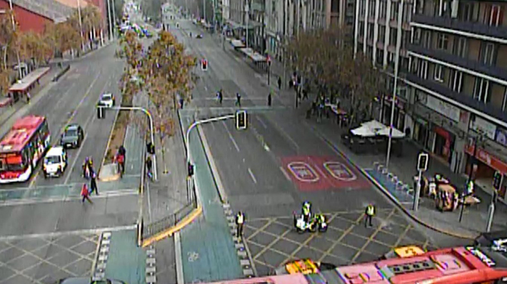 Marcha obliga a cerrar estación de metro La Moneda y a suspender tránsito en la Alameda