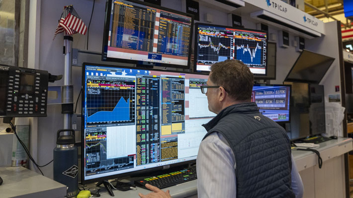 Inflación en EE.UU. y dudas por rally tecnológico: Bolsas caen y petróleo casi en US$110 el barril