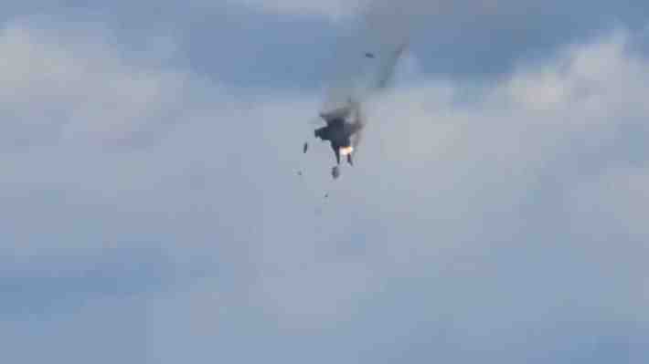Dos aviones de combate chocan durante un show aéreo en Estados Unidos