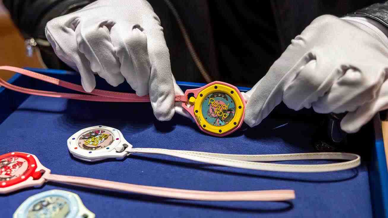 Tiendas cerradas, problemas de seguridad y reventas disparadas: Locura en el mundo por nuevo reloj Swatch