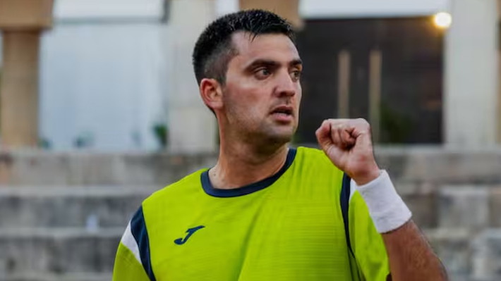 Tomás Barrios gana duro partido ante el local Mayot y avanza en la qualy de Roland Garros: Mira el puntazo que se viraliza