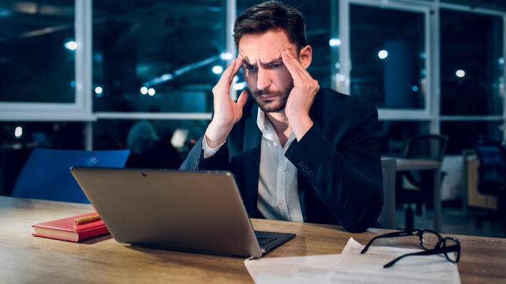 ¿Se siente invisible en el trabajo? Las señales que revelan falta de reconocimiento laboral