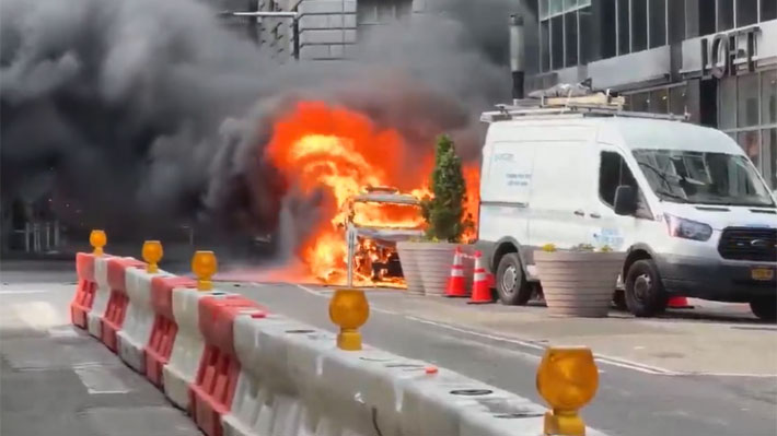 Video: Vehículo se incendia y explota cerca del Toro de Wall Street en Nueva York