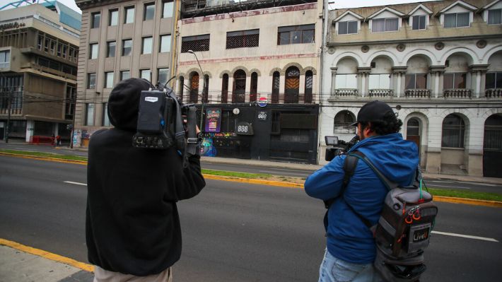 A las afueras de un club nocturno: Camioneta sube a la vereda y atropella a varias personas en Valparaíso