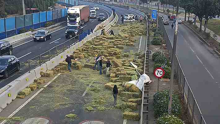 Fatal accidente en Autopista Central: Caída de fardos de pasto provoca la muerte de una adulto mayor