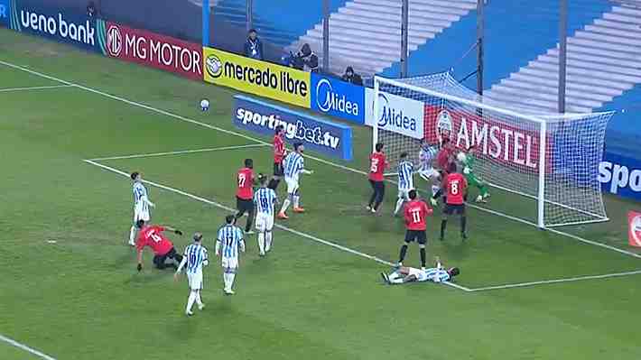 "No se puede creer": Mira el insólito gol que eliminó a Racing de la Sudamericana y que la Conmebol tildó de "curiosidad del año"