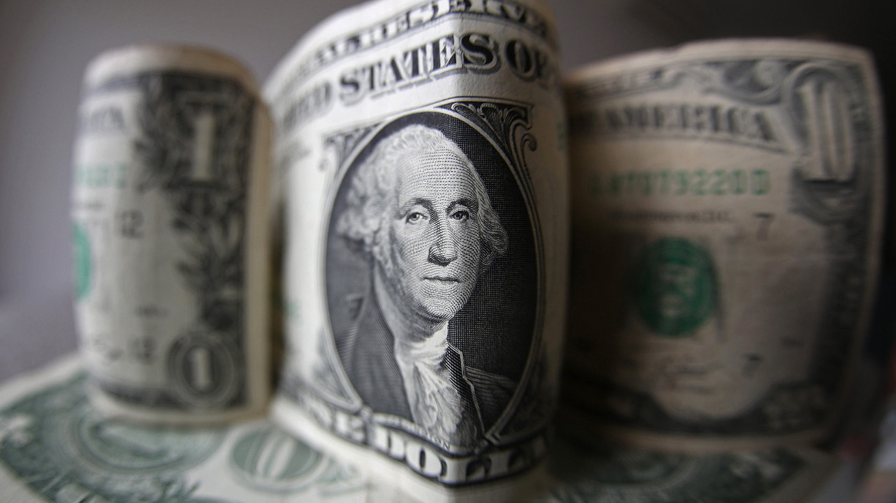 Dólar revierte caída inicial y termina la jornada cerca de los $900