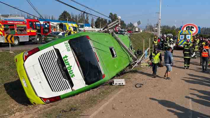 Dos muertos y al menos 15 heridos deja volcamiento de bus en la Ruta 5 Sur: Conductor fue detenido