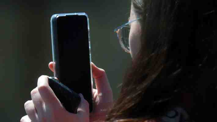 Médicos británicos aseguran que amenaza de redes sociales para salud de jóvenes es similar al tabaquismo