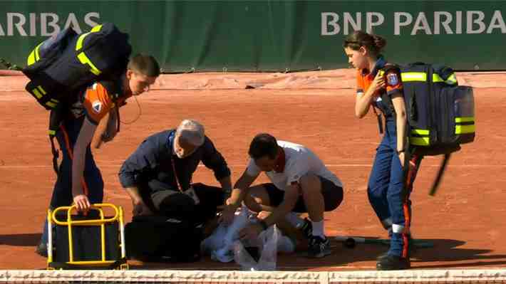 Dramáticas escenas en Roland Garros: Jakub Mensik, 27 del mundo, colapsa en plena cancha tras ganar un partido de casi 5 horas