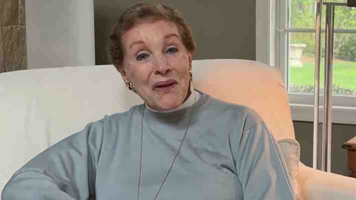 Actriz Julie Andrews hace una inesperada aparición y despierta dudas sobre su salud