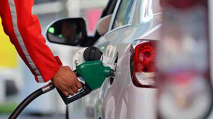Precio del diésel cae con fuerza y bencinas se mantienen sin grandes variaciones