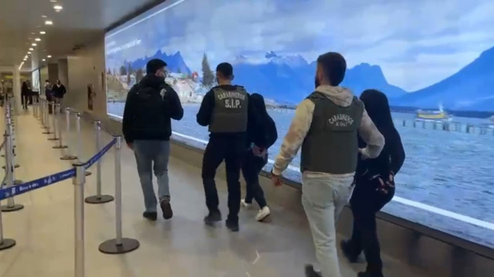 Compraron pasajes con datos robados: Dos detenidas en el Aeropuerto de Santiago por estafa con tarjeta de crédito
