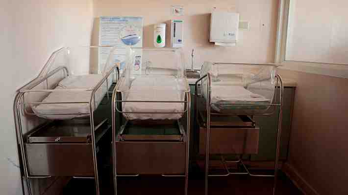Menos nacimientos, menos maternidades: Caída de la natalidad en Chile remece a clínicas y hospitales