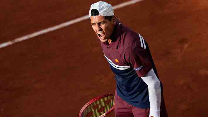 En un ambiente de Copa Davis, Tabilo remonta un partidazo ante el francés Kouamé y se mete por primera vez en octavos de Roland Garros