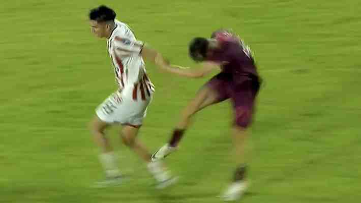 Video: Repasa la "brutal" patada que impacta y se viraliza en la Copa Argentina