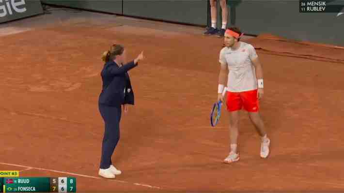 "Fue una lástima lo sucedido": La tremenda polémica que pudo cambiar la historia del Fonseca-Ruud en Roland Garros... Mira la secuencia
