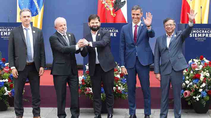 Corrupción, denuncias y enfermedades: El complejo momento de los invitados por Boric a "Democracia Siempre"