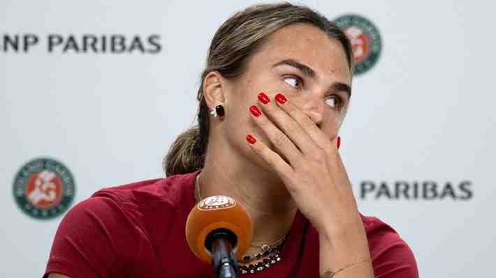 "Ahora quiero dejar el tenis": Sabalenka se muestra destrozada tras perder en Roland Garros, se queja contra el torneo y hace dura autocrítica