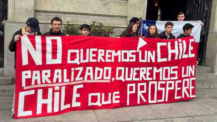 Movimiento Solidaridad UC se manifiesta en contra de marcha de la Confech: Fueron pifiados e intimidados por protestantes