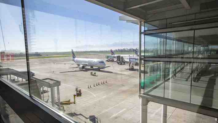 Trabajador de aeropuerto es detenido por cargar 14 kilos de cocaína en avión rumbo a Australia