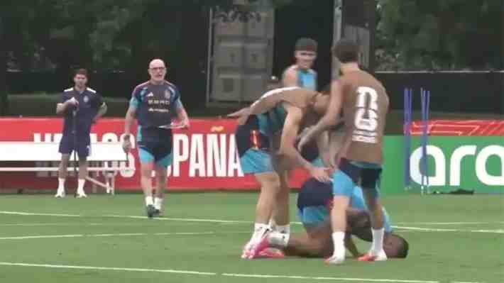 Mira la durísima entrada de Gavi a Rodri que se viralizó en un entrenamiento de España a días del Mundial y la fuerte aclaración del DT