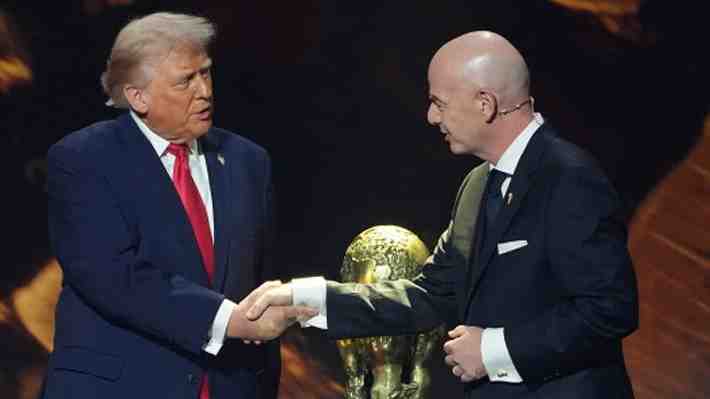 Polémica: La explosiva portada de prestigioso diario en contra de Trump y que caricaturiza a Infantino a un día del Mundial