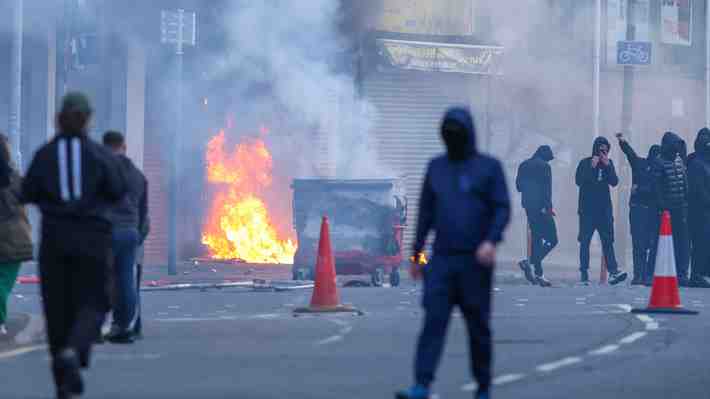 Fotos: Violentas protestas en Irlanda del Norte tras apuñalamiento atribuido a un migrante