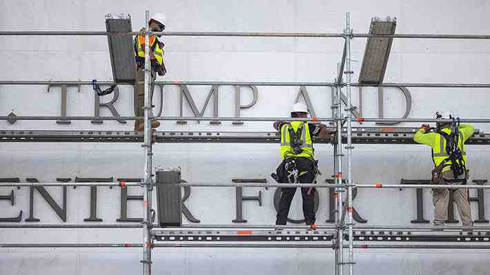 Kennedy Center retoma su nombre original y retira el de Donald Trump de su fachada