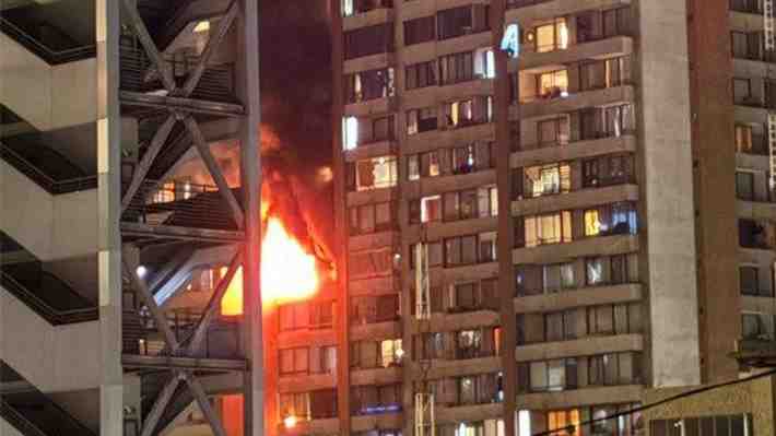 Controlan incendio en edificio de Santiago: Hubo orden de evacuar y gran despliegue de Bomberos