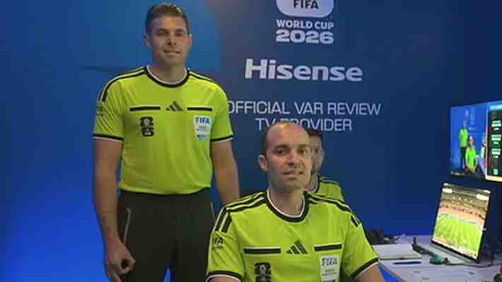 Otra polémica más: Piden exclusión del árbitro Shaun Evans por controvertido gesto en el Mundial, pero la FIFA lo defiende... Mira lo que pasó