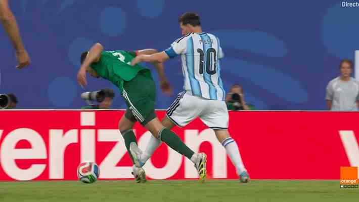 ¿Era para roja? La durísima patada que pegó Lionel Messi en el debut de Argentina y que genera polémica en el Mundial