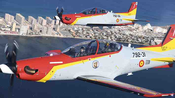 Video y fotos | Rey Felipe VI y la princesa Leonor realizan un vuelo conjunto pilotando cada uno un avión militar