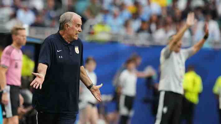 Bielsa apunta contras las pausas de hidratación en el Mundial y además protagoniza curiosa respuesta en conferencia