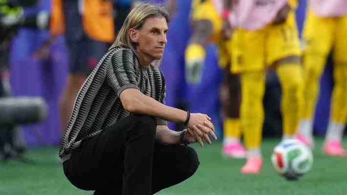"¡Deja de vender humo!": Las críticas más fuertes a Beccacece y los cánticos en su contra en el estadio tras empate de Ecuador en el Mundial
