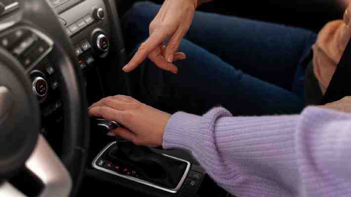¿Pasaste de un auto manual a uno automático? Conoce los hábitos que debes evitar